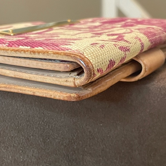 Gucci cream compact wallet with raspberry floral pattern - Picture 10 of 16